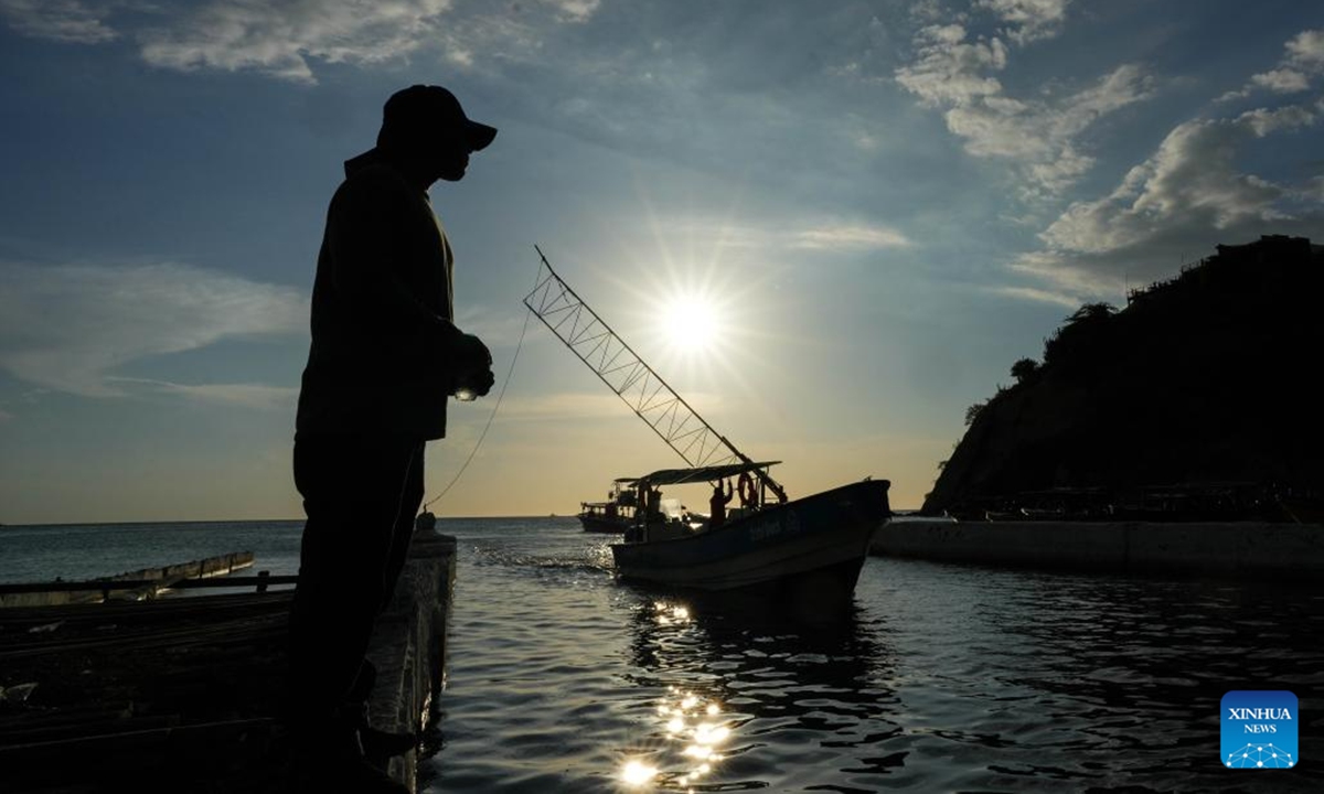 A man watches a boat entering a port in Santa Marta, Colombia, Nov. 8, 2025.

The Colombian city of Santa Marta hosts the 4th CELAC (the Community of Latin American and Caribbean States)-EU (European Union) Summit from Nov. 9 to 10. (Photo by Andres Moreno/Xinhua)