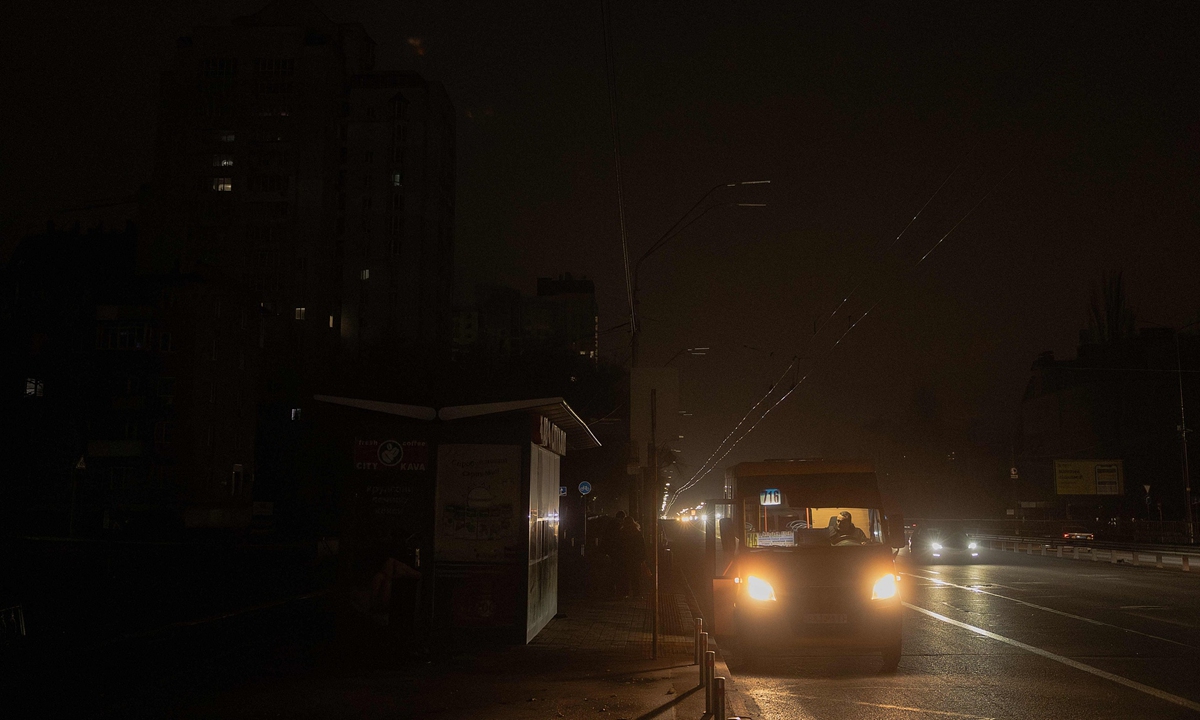 Cars drive along a road during a blackout in Kiev on November 9, 2025, following Russian missile and drone attacks on Ukrainian energy infrastructure. Photo: VCG