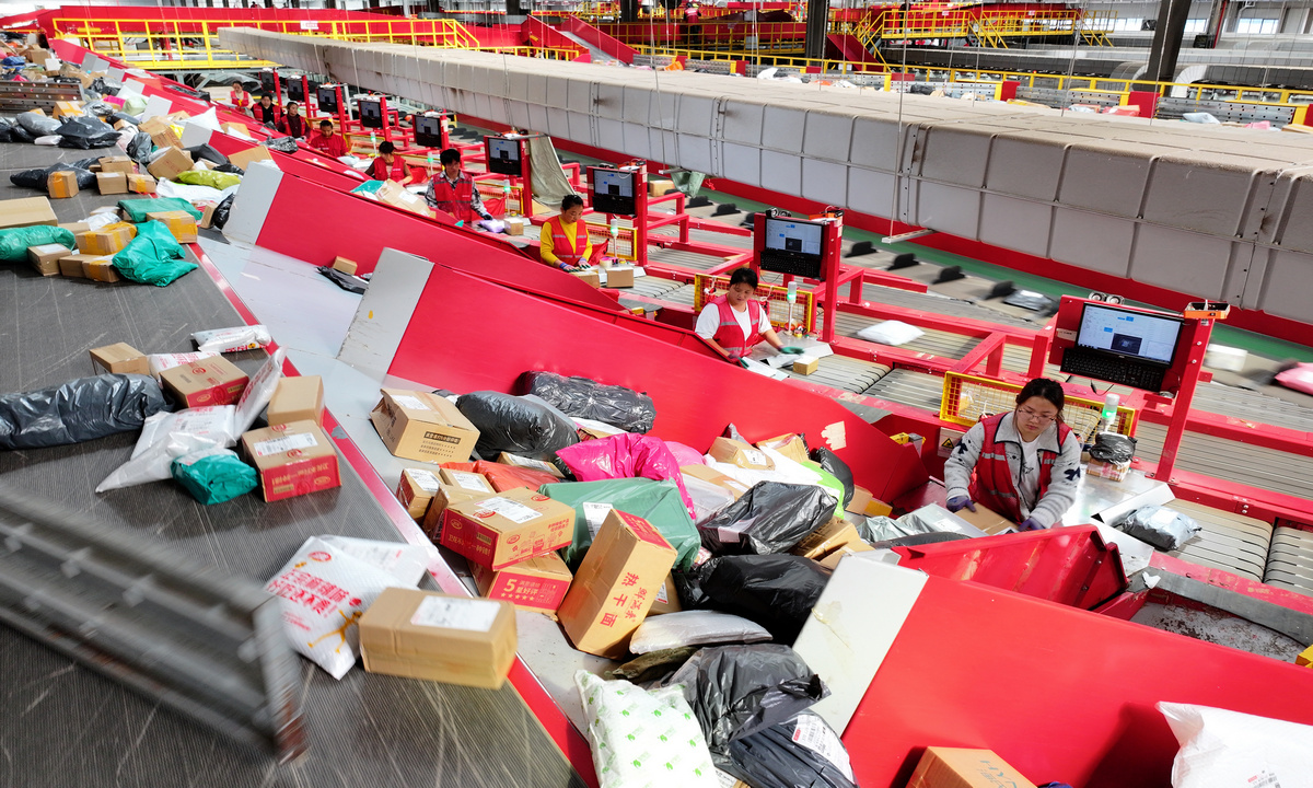 Workers sort parcels at an express delivery company in Yangzhou, East China's Jiangsu Province, on November 11, 2025. China's Double 11 shopping festival is hitting its peak, with major domestic e-commerce platforms and courier firms seeing a surge in cross-border parcel shipments.
Photo: VCG