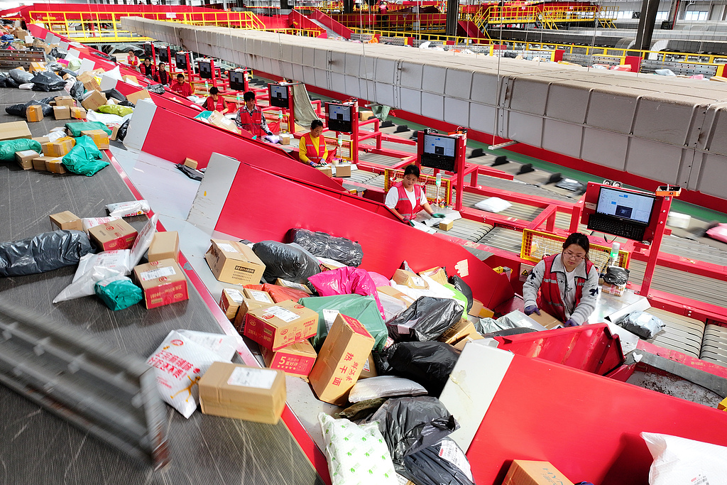 Workers sort parcels at an express delivery company in Yangzhou, East China's Jiangsu Province, on November 11, 2025. China's Double 11 shopping festival is hitting its peak, with major domestic e-commerce platforms and courier firms seeing a surge in cross-border parcel shipments.
Photo: VCG