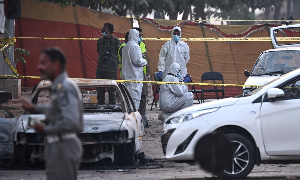 Forensic experts examine a car after a suicide blast outside the district court in Islamabad on November 11, 2025. Photo: VCG