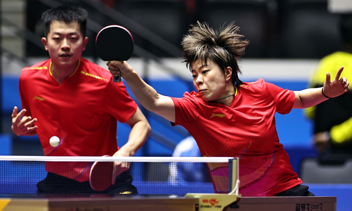 Wang Yidi (right) and Yuan Licen, representing Liaoning Province, play in the mixed doubles quarterfinals of the National Games on November 11, 2025, in the Macao Special Administrative Region. The pair advanced to the semifinals with a 4-0 victory. Photo: VCG