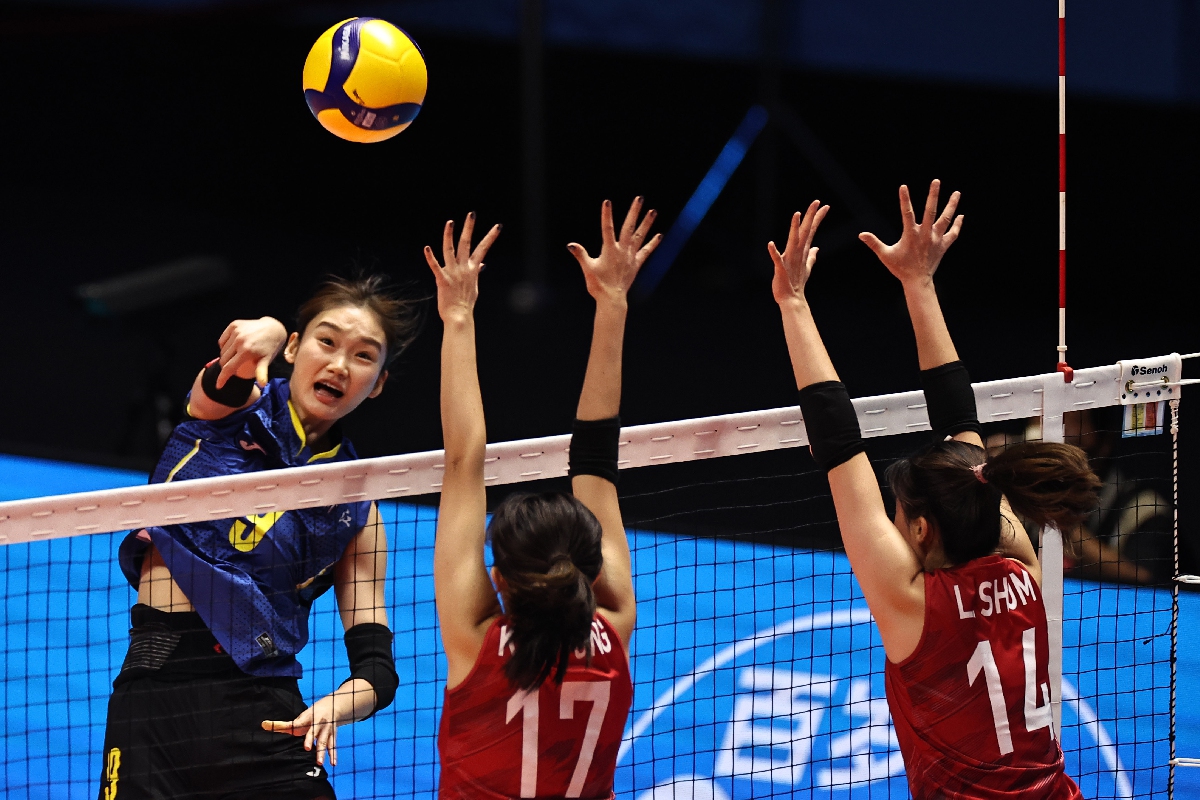 Liu Yu (left), representing Zhejiang Province, spikes the ball during the women's volleyball group game against the Hong Kong team at the National Games in Macao on November 12, 2025. The Zhejiang team won 3-1. Photo: VCG
