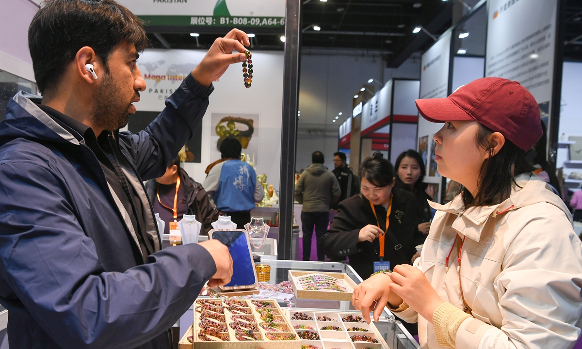 A visitor explores distinctive Afghan jewelry and accessories at the Afghan product booth during the China Yiwu International Commodities Fair-Import Goods Exhibition held in Yiwu, East China's Zhejiang Province on November 13, 2025. The exhibition features a diverse group of exhibitors, bringing together more than 800 companies from 69 countries and regions worldwide. Photo: VCG