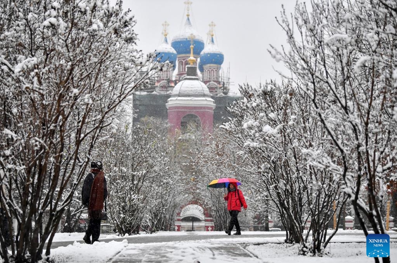 People walk in snow in Moscow, Russia, on Nov. 15, 2025. Moscow on Friday saw its first snowfall since the beginning of winter this year. Photo: Xinhua