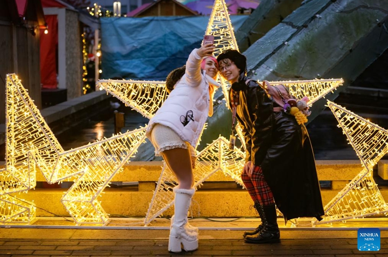 Visitors pose for photos with the light installations at the Vancouver Christmas Market in Vancouver, British Columbia, Canada, Nov. 14, 2025. The annual festive event features more than 110 wooden huts offering various handicrafts, traditional European food, drink, and souvenirs, along with live performances. This year's market opened here on Thursday and will run until Dec. 24. Photo: Xinhua