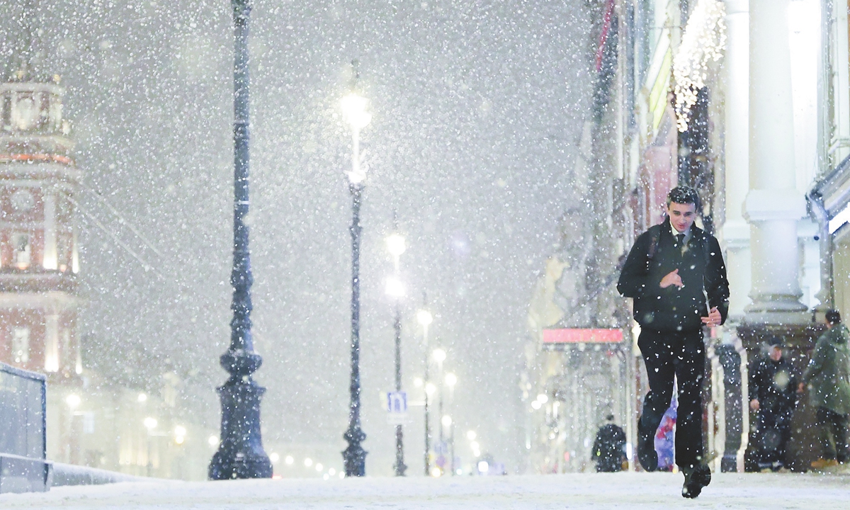 A man walks in the snow on street of Saint Petersburg on November 16, 2025. Moscow on Friday also saw its first snowfall since the beginning of winter this year. Photo: VCG