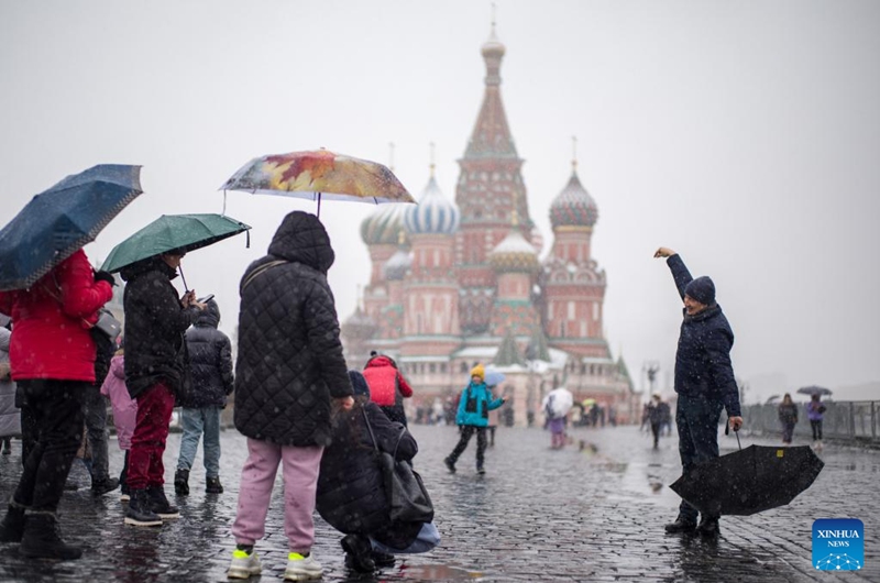 People take photos in snow at the Red Square in Moscow, Russia, on Nov. 15, 2025. Moscow on Friday saw its first snowfall since the beginning of winter this year. Photo: Xinhua