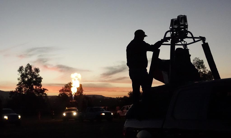 A man inflates a hot air balloon during the 2025 International Balloon Festival in Leon, Guanajuato State, Mexico, on Nov. 14, 2025. Photo: Xinhua