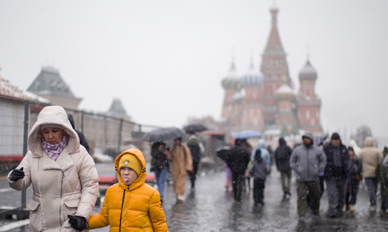 People walk in snow at the Red Square in Moscow, Russia, on Nov. 15, 2025. Moscow on Friday saw its first snowfall since the beginning of winter this year. Photo: Xinhua