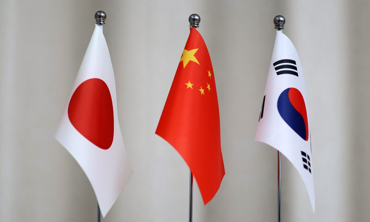 Flags of Japan (left), China (middle) and South Korea. Photo: VCG
