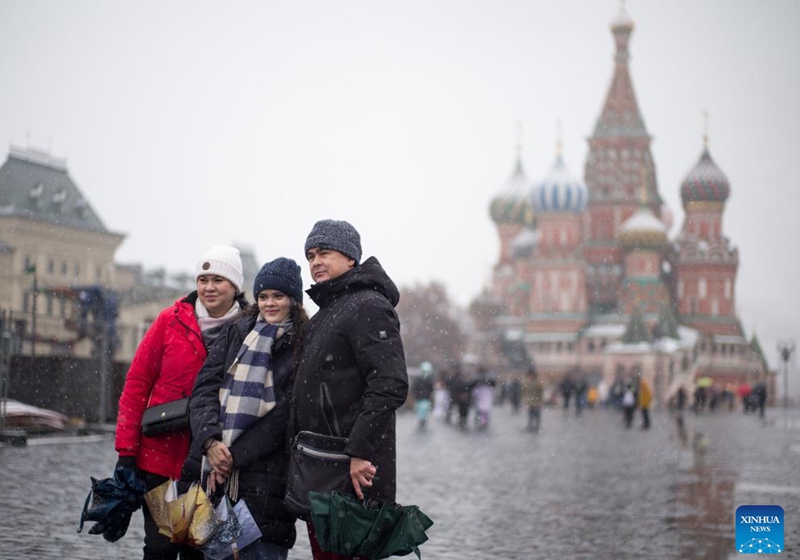 People take photos in snow at the Red Square in Moscow, Russia, on Nov. 15, 2025. Moscow on Friday saw its first snowfall since the beginning of winter this year. Photo: Xinhua