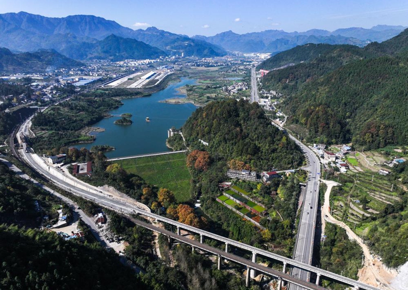 An aerial drone photo shows the construction site of a bridge (above) along the southern extension project of Weng'an-Machangping Railway in southwest China's Guizhou Province, Nov. 16, 2025. The beam erection and track laying work of the southern part of the south-to-north extension of Weng'an-Machangping Railway has been successfully completed on Sunday.
The 148-kilometer-long south-to-north extension project of Weng'an-Machangping Railway is a key project for resource-oriented railways in Guizhou Province. Photo: Xinhua