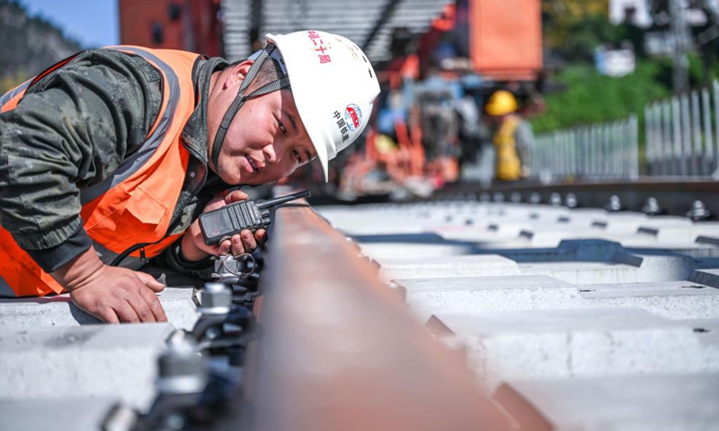 A worker is pictured at the construction site of a bridge along the southern extension project of Weng'an-Machangping Railway in southwest China's Guizhou Province, Nov. 16, 2025. The beam erection and track laying work of the southern part of the south-to-north extension of Weng'an-Machangping Railway has been successfully completed on Sunday.
The 148-kilometer-long south-to-north extension project of Weng'an-Machangping Railway is a key project for resource-oriented railways in Guizhou Province. Photo: Xinhua