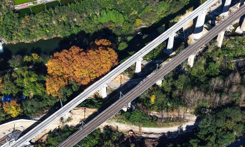 An aerial drone photo shows the construction site of a bridge (L) along the south extension project of Weng'an-Machangping Railway in southwest China's Guizhou Province, Nov. 16, 2025. The beam erection and track laying work of the southern part of the south-to-north extension of Weng'an-Machangping Railway has been successfully completed on Sunday.
The 148-kilometer-long south-to-north extension project of Weng'an-Machangping Railway is a key project for resource-oriented railways in Guizhou Province. Photo: Xinhua