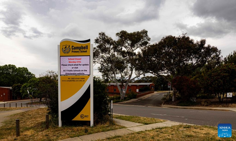 This photo taken on Nov. 17, 2025 shows an electronic screen at the closed Campbell Primary School in Canberra, Australia. More than 70 schools in the Australian capital of Canberra were ordered to close on Monday due to growing concerns about possible asbestos contamination from decorative sand products.
The government of the Australian Capital Territory (ACT) said that 71 of 94 public schools in Canberra and surrounding suburbs would be closed on Monday after an audit found widespread use of sand products in which asbestos had been detected. Photo: Xinhua