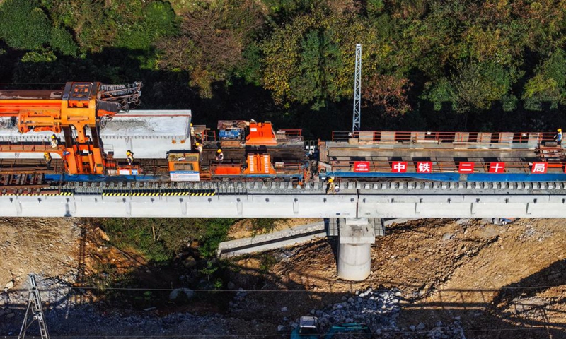 An aerial drone photo shows the construction site of a bridge along the southern extension project of Weng'an-Machangping Railway in southwest China's Guizhou Province, Nov. 16, 2025. The beam erection and track laying work of the southern part of the south-to-north extension of Weng'an-Machangping Railway has been successfully completed on Sunday.
The 148-kilometer-long south-to-north extension project of Weng'an-Machangping Railway is a key project for resource-oriented railways in Guizhou Province. Photo: Xinhua