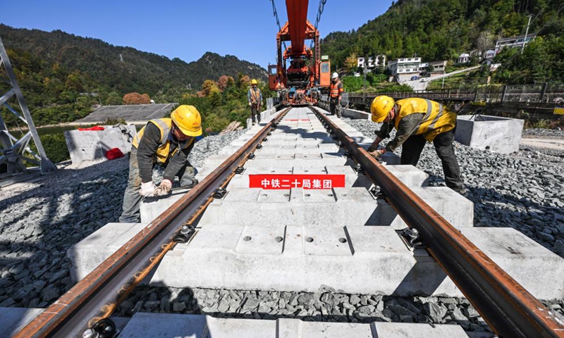 Workers are pictured at the construction site of a bridge along the southern extension project of Weng'an-Machangping Railway in southwest China's Guizhou Province, Nov. 16, 2025. The beam erection and track laying work of the southern part of the south-to-north extension of Weng'an-Machangping Railway has been successfully completed on Sunday.
The 148-kilometer-long south-to-north extension project of Weng'an-Machangping Railway is a key project for resource-oriented railways in Guizhou Province. Photo: Xinhua
