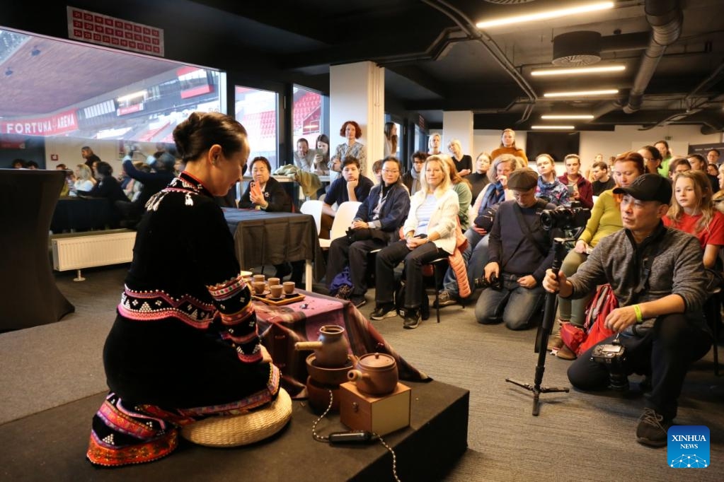 People watch a performance of Chinese tea ceremony during the 2025 Euro Tea Expo held in Prague, the Czech Republic, Nov. 15, 2025. The 2025 Euro Tea Expo concluded on Sunday in Prague, bringing together tea experts, exhibitors and enthusiasts from around the world, with this year's focus on Chinese Pu'er tea and southwest China's Yunnan Province. Photo: Xinhua