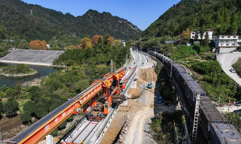 An aerial drone photo shows the construction site of a bridge along the southern extension project of Weng'an-Machangping Railway in southwest China's Guizhou Province, Nov. 16, 2025. The beam erection and track laying work of the southern part of the south-to-north extension of Weng'an-Machangping Railway has been successfully completed on Sunday.
The 148-kilometer-long south-to-north extension project of Weng'an-Machangping Railway is a key project for resource-oriented railways in Guizhou Province. Photo: Xinhua