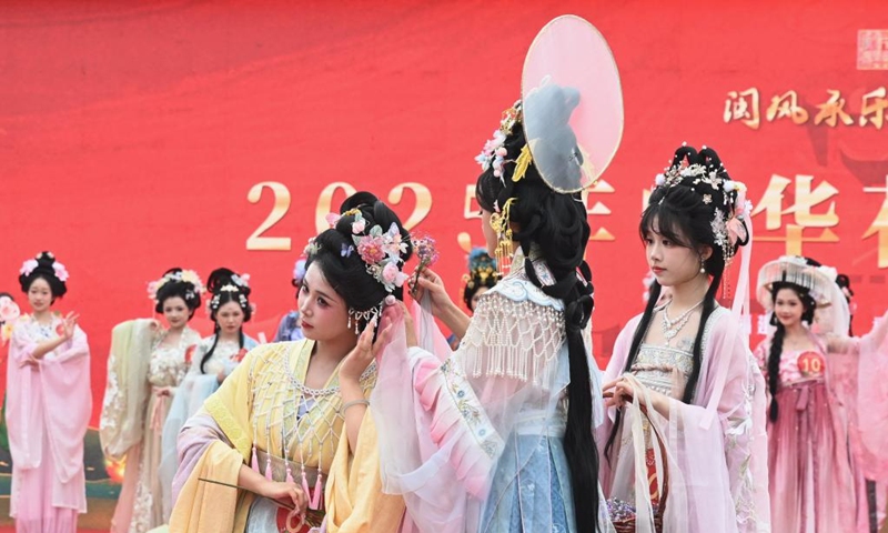 A young contestant helps another participant wear a flowery hair pin during a cultural event showcasing China's culture of rites and music in Fuzhou, southeast China's Fujian Province, Nov. 15, 2025. The cultural event features a Hanfu fashion show, workshops on intangible cultural heritages, as well as other activities. Photo: Xinhua