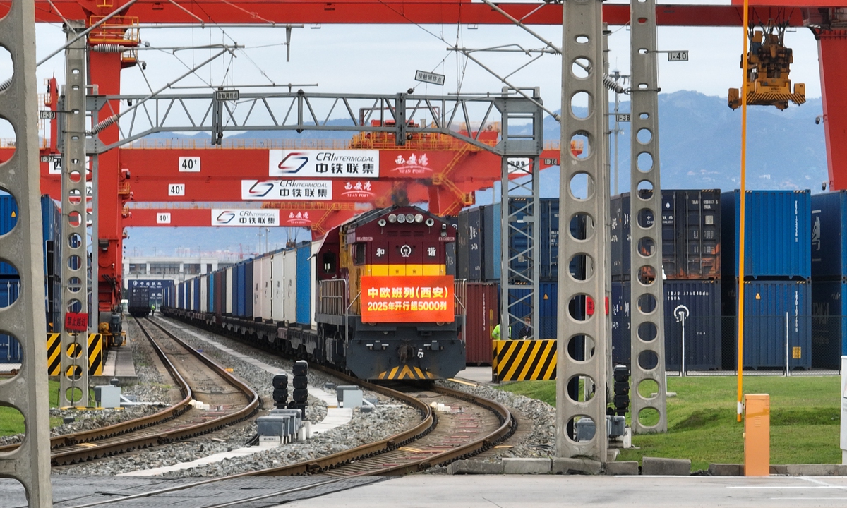 A freight train bound for Baku, Azerbaijan departs from Xi'an, the capital city of Northwest China's Shaanxi Province, on November 17, 2025. Photo: Courtesy of China State Railway Group