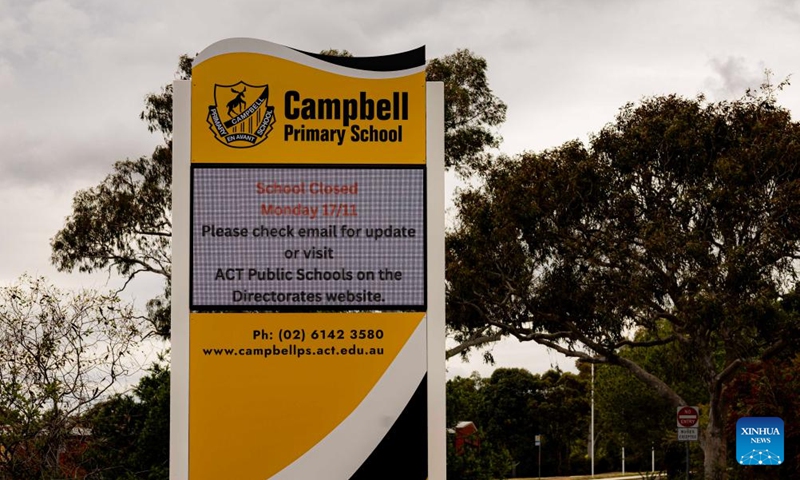 This photo taken on Nov. 17, 2025 shows an electronic screen at the closed Campbell Primary School in Canberra, Australia. More than 70 schools in the Australian capital of Canberra were ordered to close on Monday due to growing concerns about possible asbestos contamination from decorative sand products.
The government of the Australian Capital Territory (ACT) said that 71 of 94 public schools in Canberra and surrounding suburbs would be closed on Monday after an audit found widespread use of sand products in which asbestos had been detected. Photo: Xinhua