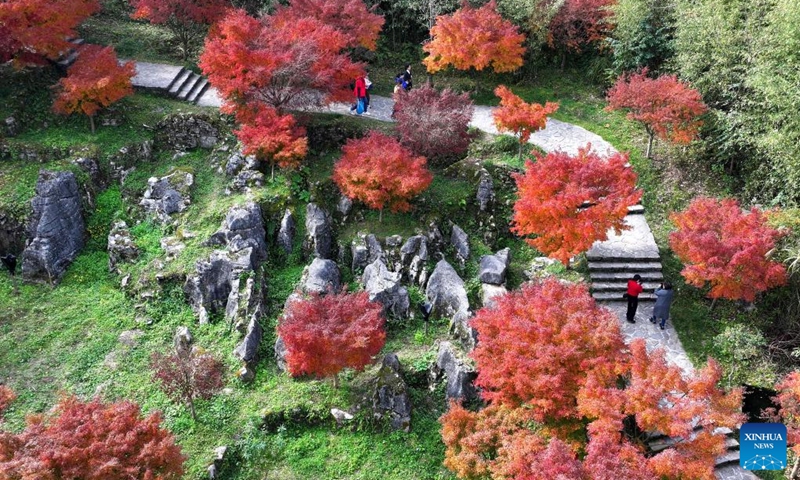An aerial drone photo taken on Nov. 16, 2025 shows tourists enjoying sightseeing at a geopark in Xuan'en County, central China's Hubei Province. Photo: Xinhua