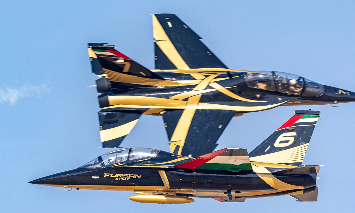 The UAE Al Fursan Aerobatic Team debuted its newly adopted Chinese L-15 advanced trainer aircraft with a spectacular first appearance at the 2025 Dubai Airshow on November 16, 2025 local time, performing high-difficulty aerobatic maneuvers, including a seven-aircraft downward bloom formation. Photo: VCG