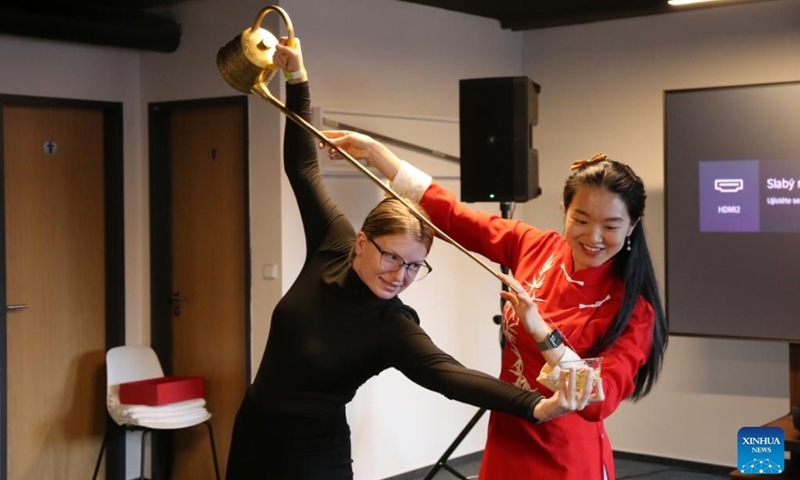 A girl tries Chinese tea ceremony with a long-spout teapot during the 2025 Euro Tea Expo held in Prague, the Czech Republic, Nov. 15, 2025. The 2025 Euro Tea Expo concluded on Sunday in Prague, bringing together tea experts, exhibitors and enthusiasts from around the world, with this year's focus on Chinese Pu'er tea and southwest China's Yunnan Province. During the two-day event, experts from China introduced the history, fermentation techniques and cultural traditions of Pu'er tea through lectures and live tastings. Photo: Xinhua