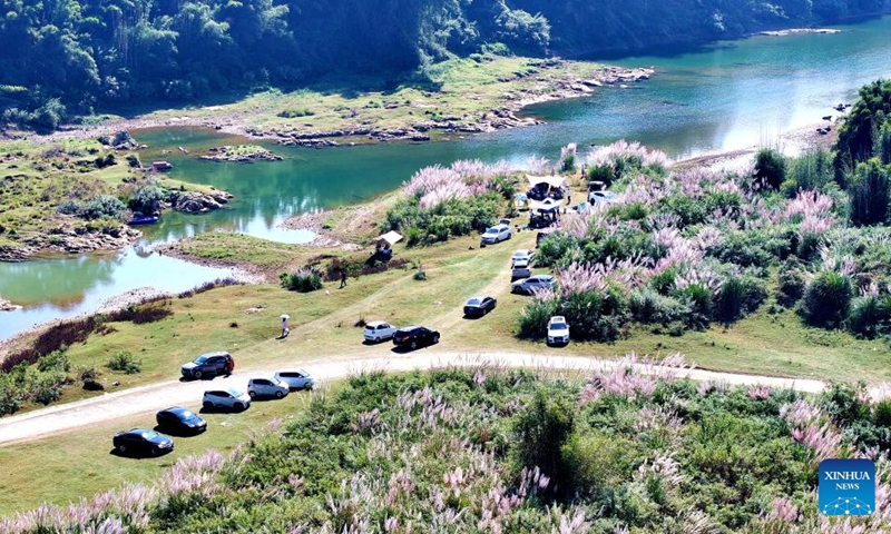 An aerial drone photo taken on Nov. 16, 2025 shows tourists having fun by the Rongjiang River in Liucheng County of Liuzhou City, south China's Guangxi Zhuang Autonomous Region. Photo: Xinhua