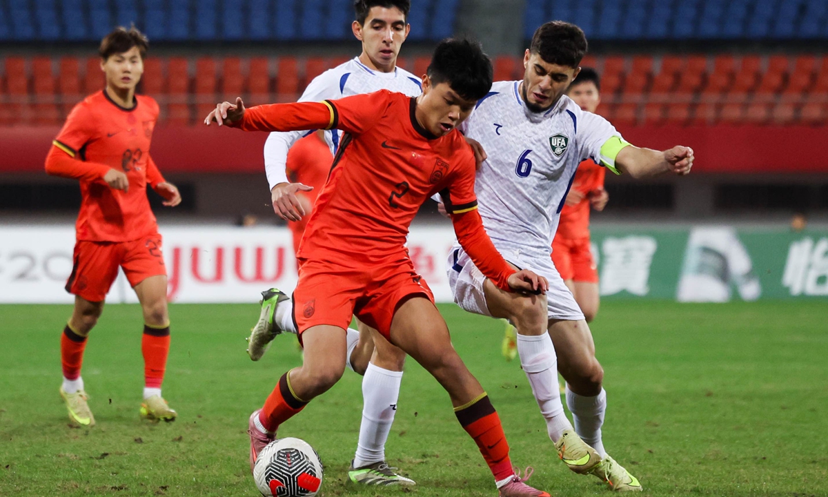 China's national under-22 football player Yang Xi (center) shields the ball against two of his Uzbek counterparts at the Shuangliu Sports Center Stadium in Chengdu, Southwest China's Sichuan Province, on November 18, 2025. The game ended 0-0, leaving China to finish the four-team friendly series Panda Cup in second place. Photo: VCG