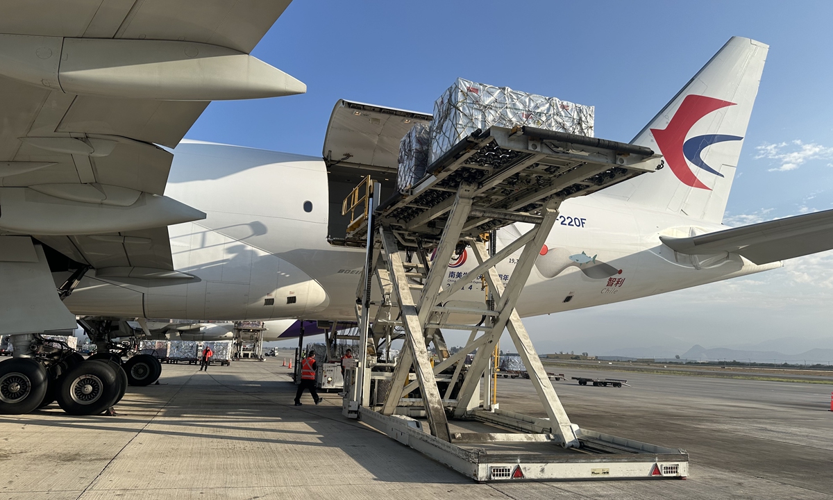 Workers load cherries onto an aircraft operated by Chinese carrier China Eastern Airlines on November 16, 2025. Photo: Courtesy of China Eastern Airlines