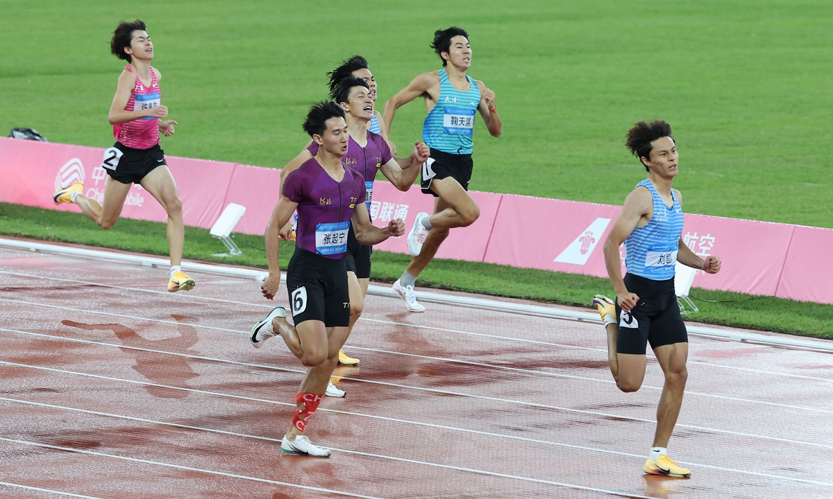 Athletes compete in the men's 400 meters final at the National Games on November 18, 2025 in Guangzhou, South China's Guangdong Province. Photo: VCG