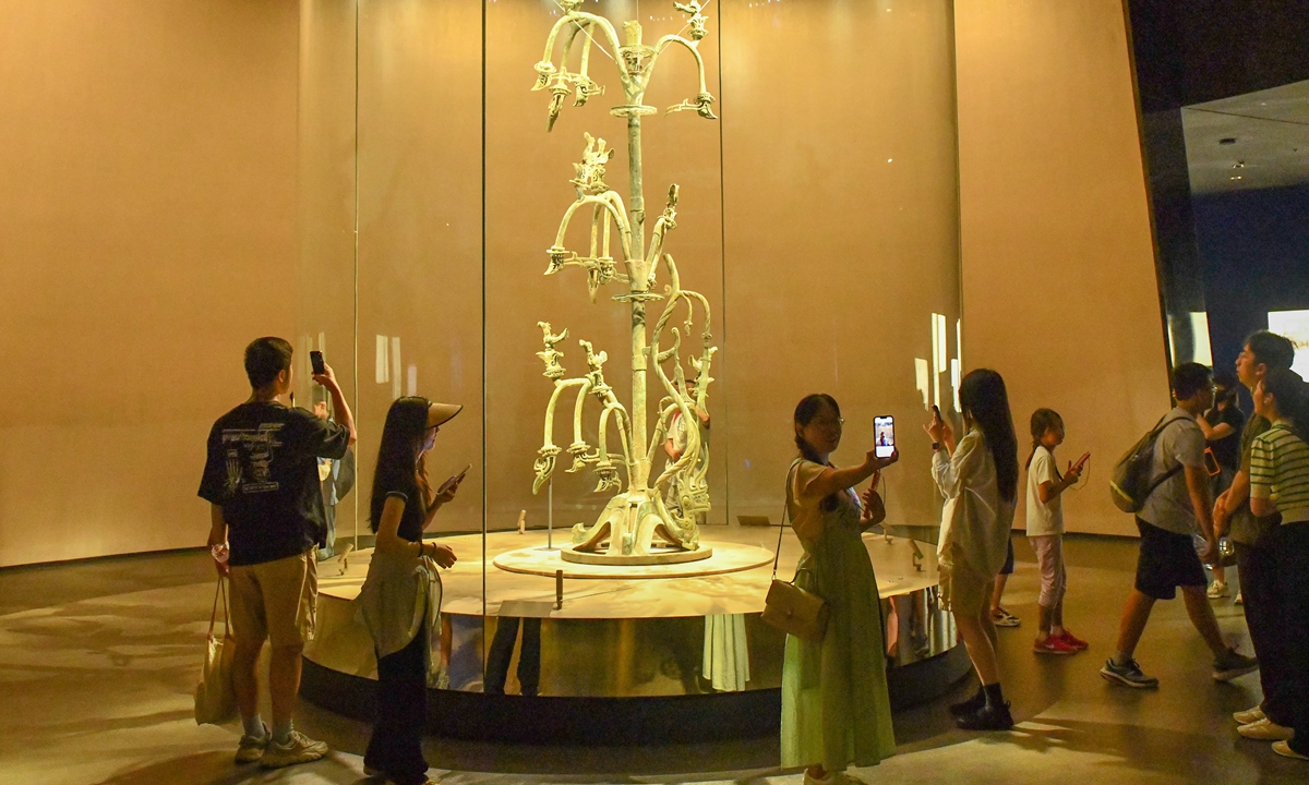 Visitors take photos of Sanxingdui's bronze tree. Photo: Courtesy of the Sanxingdui Museum