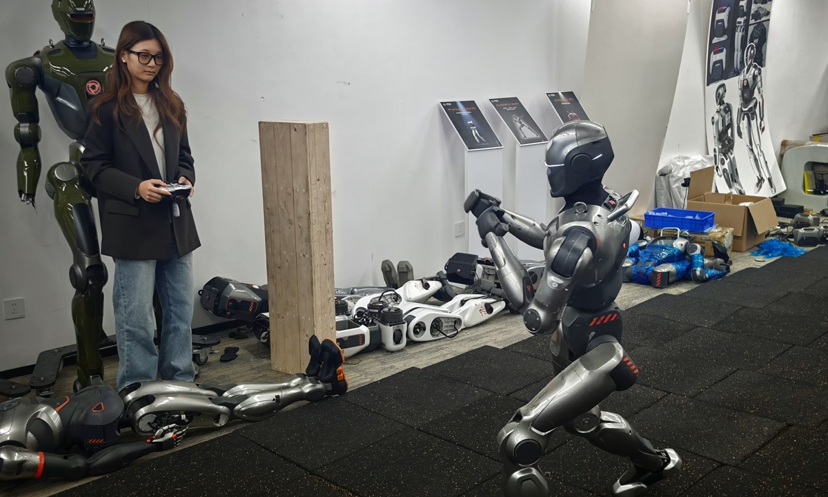 Engine AI's humanoid robot moves upon instructions on November 13, 2025 in Shenzhen. Photo: Liu Yang/GT