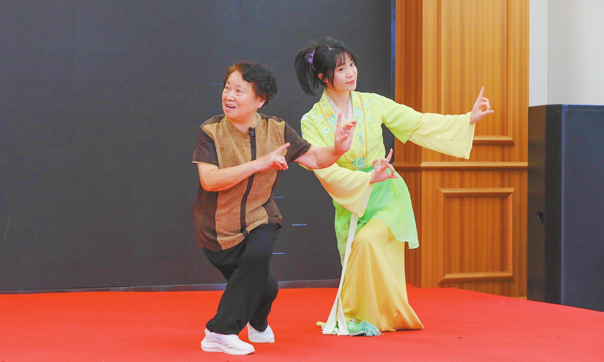 Xu Xichun (left) teaches a young actress. 