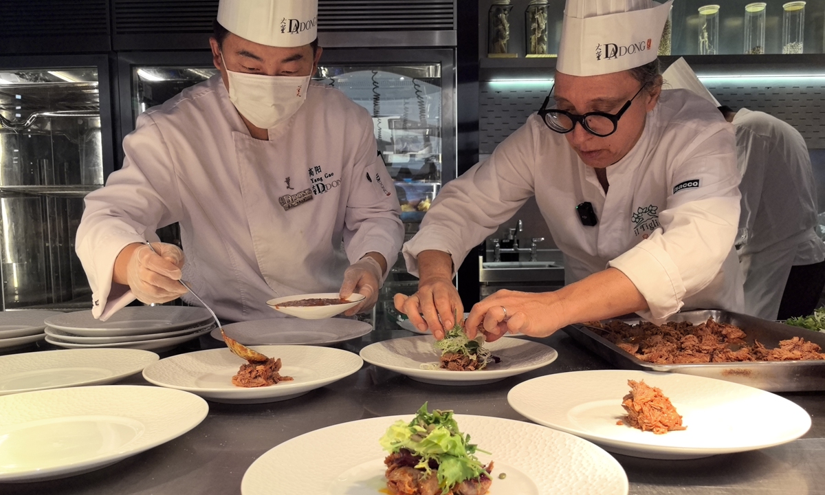Chef Enrico Mazzaroni (right) prepares a dish during the cooking show. Photo: Dong Feng/GT