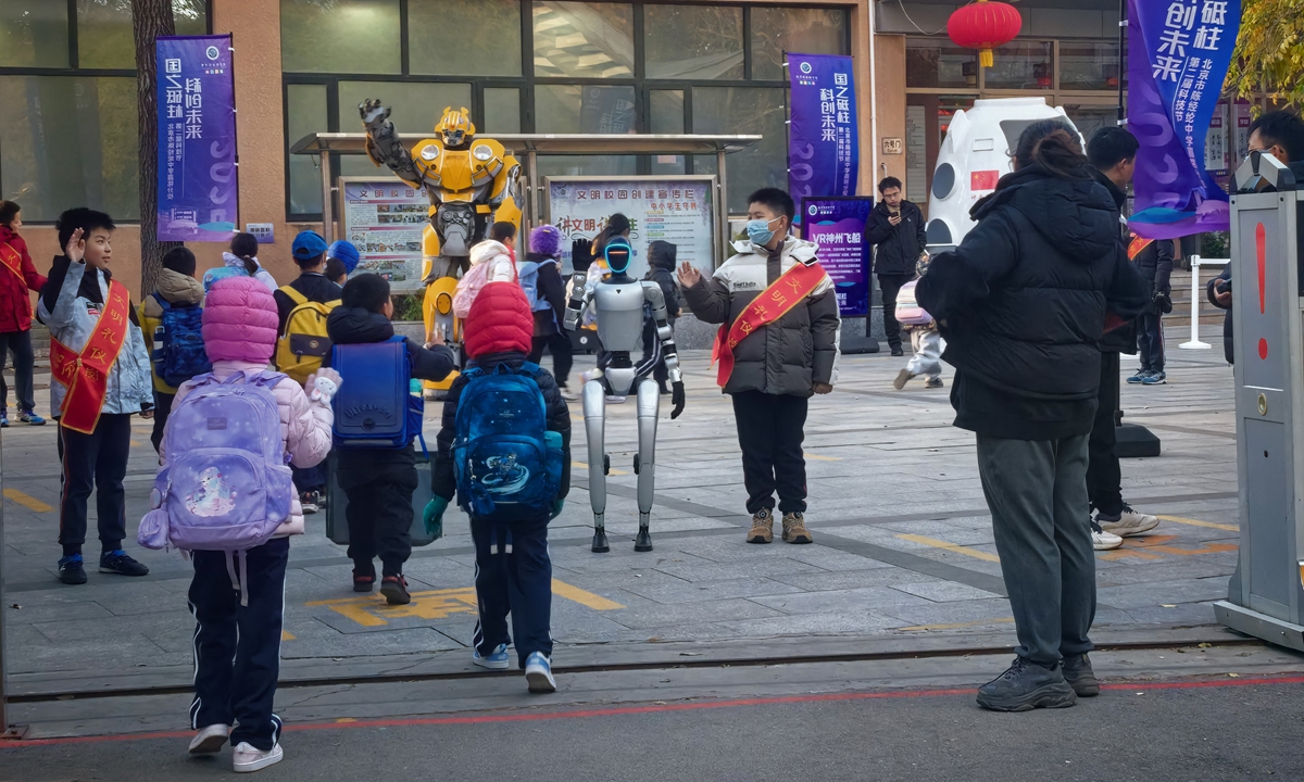 As part of campus science promotion activities, a humanoid robot welcomes students at the courtyard of a primary school in Chaoyang district, Beijing, on November 20, 2025. Photo: Liu Yang/GT