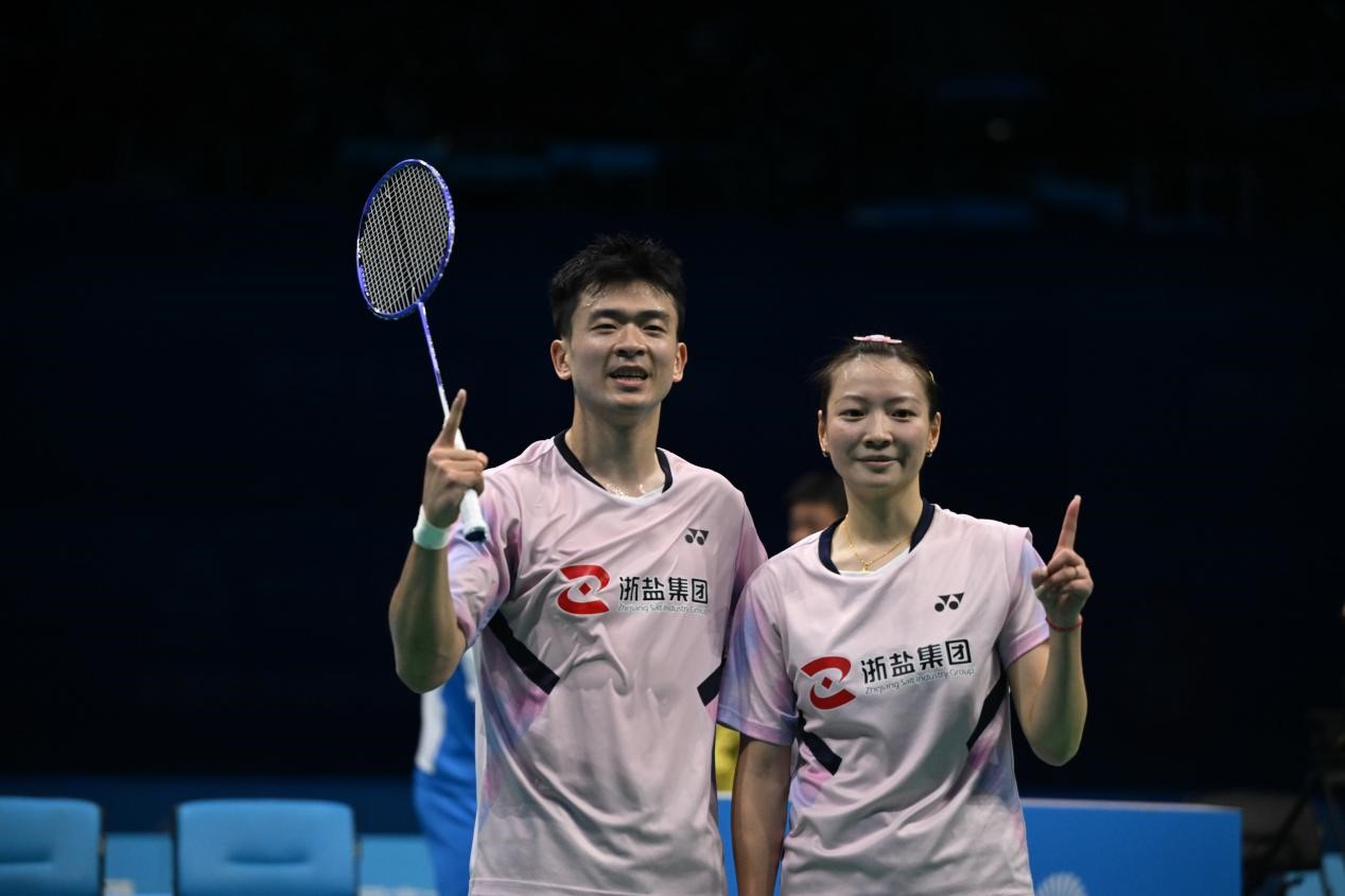 Zheng Siwei (left) and Huang Yaqiong pose for a photo after winning the National Games on November 20, 2025 in Shenzhen, South China’s Guangdong Province. Photo: Courtesy of the National Games organizers