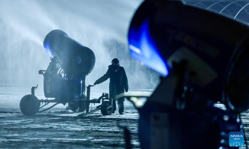 A staff member makes artificial snow at Yuehai ski resort in Yinchuan City, northwest China's Ningxia Hui Autonomous Region, Nov. 21, 2025. As the nighttime temperature continuously drops in Yinchuan, ski resorts in the city are busy shaping snow trails, debugging equipment, and making artificial snow, in preparation for the upcoming season of ice and snow tourism.

Yinchuan will launch a number of ice and snow-themed activities this year, aiming to fully activate the wintertime cultural and tourism consumption. Photo: Xinhua