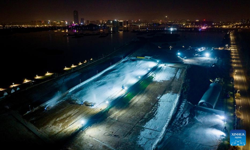 A drone photo taken on Nov. 21, 2025 shows staff members making artificial snow at Yuehai ski resort in Yinchuan, northwest China's Ningxia Hui Autonomous Region. As the nighttime temperature continuously drops in Yinchuan, ski resorts in the city are busy shaping snow trails, debugging equipment, and making artificial snow, in preparation for the upcoming season of ice and snow tourism.

Yinchuan will launch a number of ice and snow-themed activities this year, aiming to fully activate the wintertime cultural and tourism consumption. Photo: Xinhua