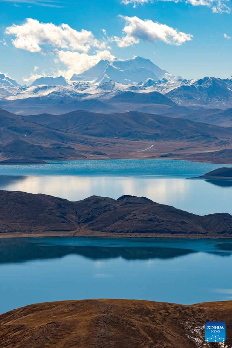 This photo taken on Nov. 20, 2025 shows the scenery of the Yamzbog Yumco Lake in southwest China's Xizang Autonomous Region. (Xinhua/Li Jian)