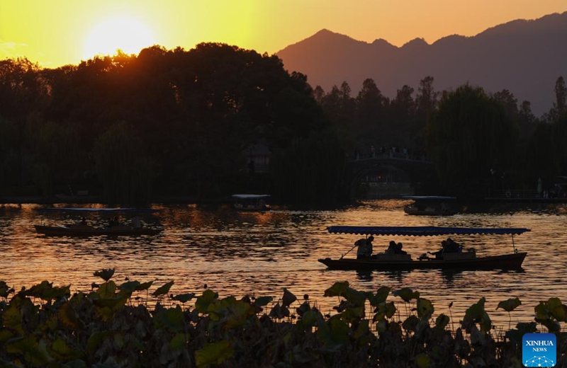 This photo shows the West Lake scenic area at sunset in Hangzhou, east China's Zhejiang Province, Nov. 20, 2025. (Xinhua/Huang Zongzhi)