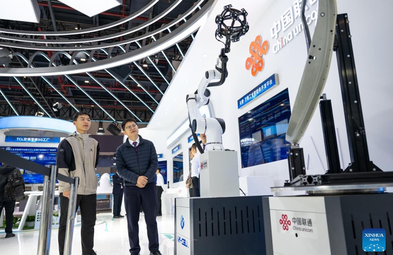 Visitors view a machine with an automated 3D scanning system during the 2025 China 5G + Industrial Internet Conference in Wuhan, central China's Hubei Province, Nov. 21, 2025. The conference kicked off here on Friday and will run through Sunday. Photo: Xinhua
