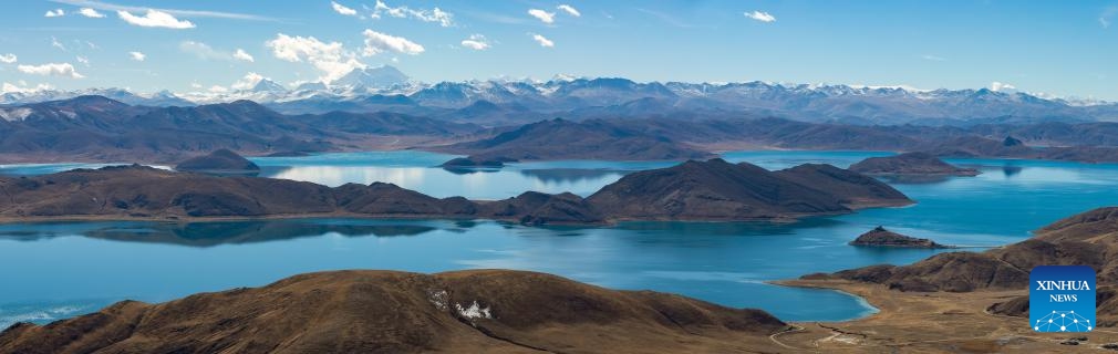 A stitched aerial drone photo taken on Nov. 20, 2025 shows the scenery of the Yamzbog Yumco Lake in southwest China's Xizang Autonomous Region. (Xinhua/Jiang Fan)