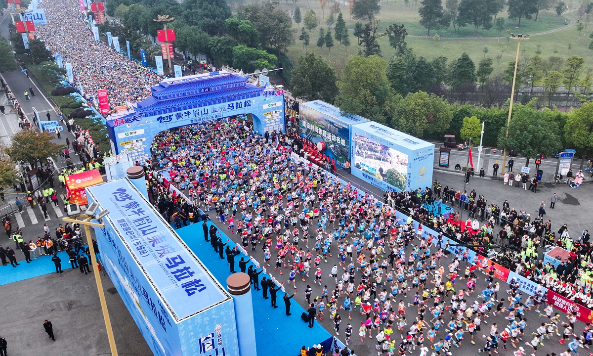 An overhead drone shot shows a huge column of runners crossing the start line of the 2025 Meishan Dongpo Marathon in Southwest China's Sichuan Province, on November 23, 2025. Some 17,000 runners took part in the race. Photo: VCG