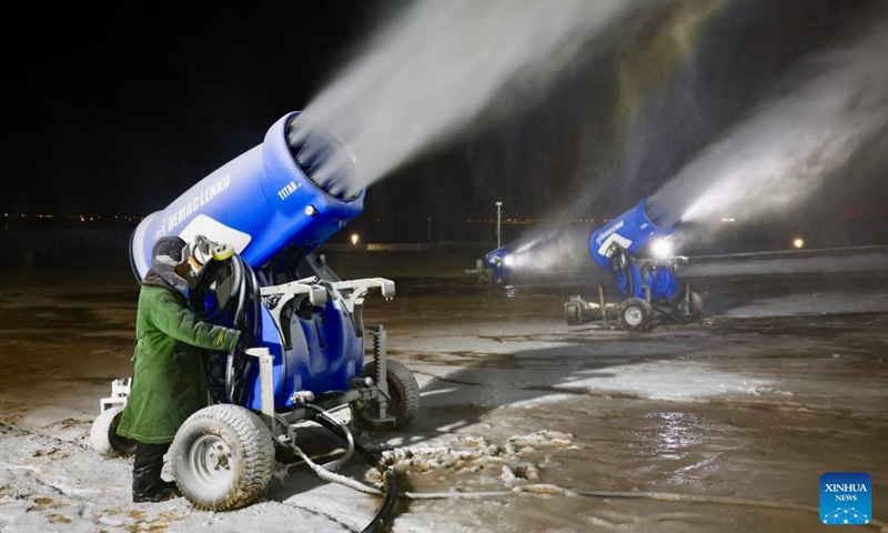 A staff member makes artificial snow at Yuehai ski resort in Yinchuan City, northwest China's Ningxia Hui Autonomous Region, Nov. 21, 2025. As the nighttime temperature continuously drops in Yinchuan, ski resorts in the city are busy shaping snow trails, debugging equipment, and making artificial snow, in preparation for the upcoming season of ice and snow tourism.

Yinchuan will launch a number of ice and snow-themed activities this year, aiming to fully activate the wintertime cultural and tourism consumption. Photo: Xinhua