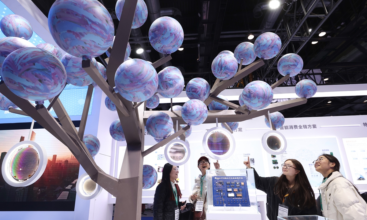 Visitors view a wafer tree display at the China International Semiconductor Expo 2025 in Beijing on November 23, 2025. The exhibition attracted approximately 600 companies to showcase core segments across the entire semiconductor industrial chain, including equipment, materials, design, manufacturing, and packaging and testing. Photo: VCG