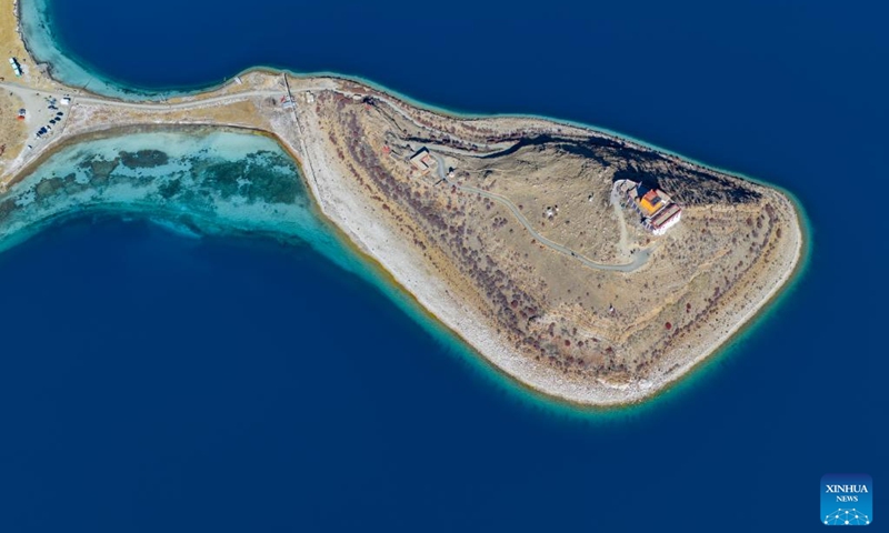 An aerial drone photo taken on Nov. 20, 2025 shows the scenery of the Yamzbog Yumco Lake in southwest China's Xizang Autonomous Region. (Xinhua/Jiang Fan)